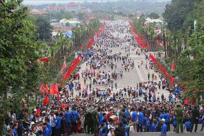 Dòng người nối dài từ cổng chính tới đường dẫn lên các đền tại Lễ hội Đền Hùng 2019. Ảnh tư liệu: Thành Đạt/TTXVN