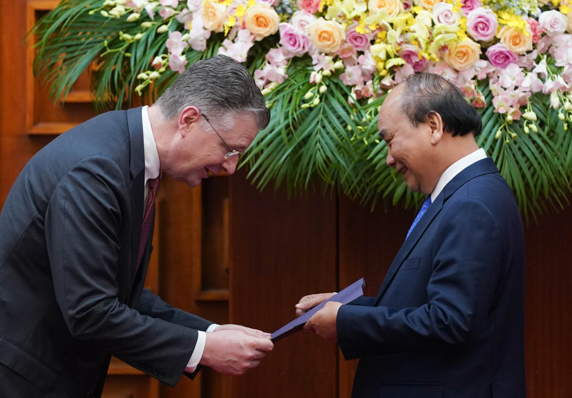   Đại sứ Hoa Kỳ tại Việt Nam Daniel J. Krittenbrink chuyển thư của Tổng thống Hoa Kỳ Donald Trump gửi Thủ tướng Nguyễn Xuân Phúc - Ảnh: VGP/Quang Hiếu