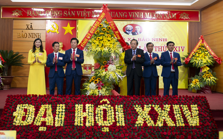 Đồng chí Hoàng Đăng Quang, Ủy viên Trung ương Đảng, Bí thư Tỉnh ủy, Chủ tịch HĐND tỉnh tặng hoa chúc mừng Đại hội Đảng bộ xã Bảo Ninh lần thứ XXIV, nhiệm kỳ 2020-2025 