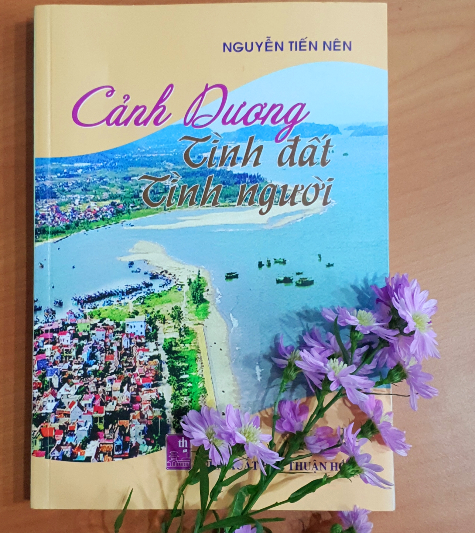Trang bìa tập sách “Cảnh Dương tình đất-tình người.