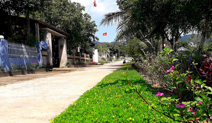  Đường hoa phụ nữ ở xã Cao Quảng, huyện Tuyên Hóa. 