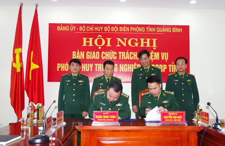 Cán bộ nghỉ chờ hưu và được bổ nhiệm chức vụ mới ký biên bản bàn giao nhiệm vụ. (ảnh: Châu Thành)