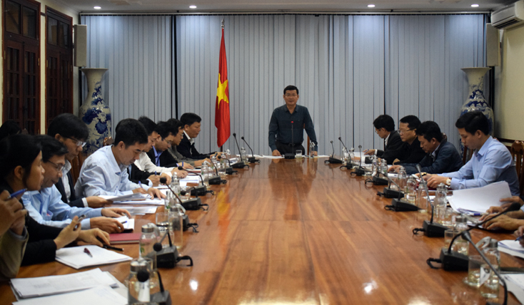 Đồng chí Phó Chủ tịch UBND tỉnh Trần Tiến Dũng chủ trì hội nghị 