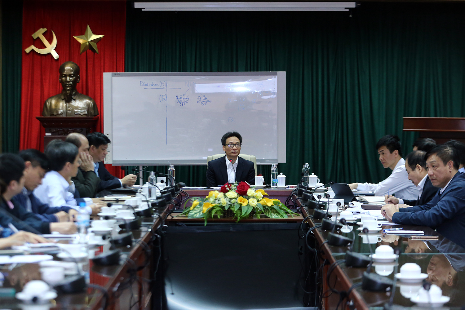 Phó Thủ tướng Vũ Đức Đam, Trưởng Ban Chỉ đạo Quốc gia phòng chống bệnh viêm đường hô hấp cấp do chủng mới của virus Corona chủ trì cuộc họp. Ảnh: VGP/Đình Nam