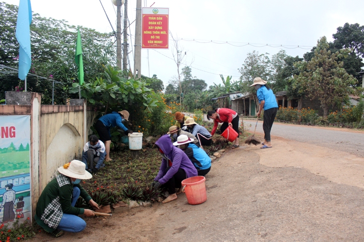 Góp phần hình thành nên những con đường nông thôn mới kiểu mẫu có sự đóng góp công sức của chị em phụ nữ xã Vạn Ninh.