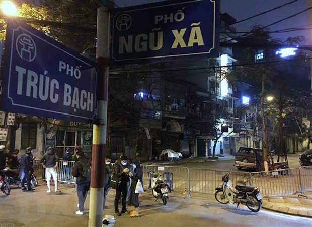 Đoạn phố Trúc Bạch, quận Ba Đình - nơi có nhà riêng của đối tượng mắc COVID-19 được phong toả từ tối 6-3 để lực lượng chức năng tiến hành công tác chuyển những người tiếp xúc gần với đối tượng đến nơi cách ly. (Ảnh: Dương Giang/TTXVN)