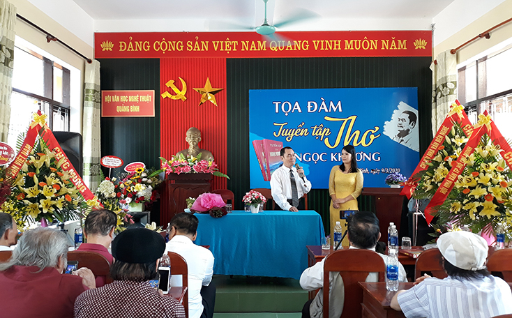 Nhà thơ Ngọc Khương tại buổi tọa đàm