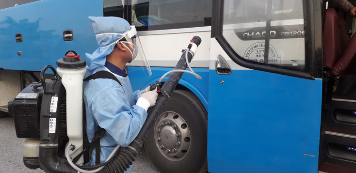 Cơ quan Y tế huyện Tuyên Hóa phun thuốc khử trùng chiếc xe khách đã đưa chị Đ.T.P.N từ TP.Đà Nẵng về quê.