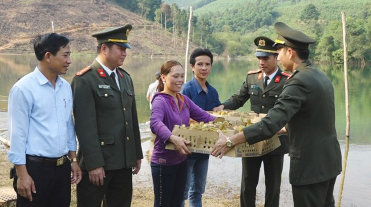 Con giống năng suất cao được Công an Quảng Bình trao cho các hộ chăn nuôi để phát triển kinh tế.
