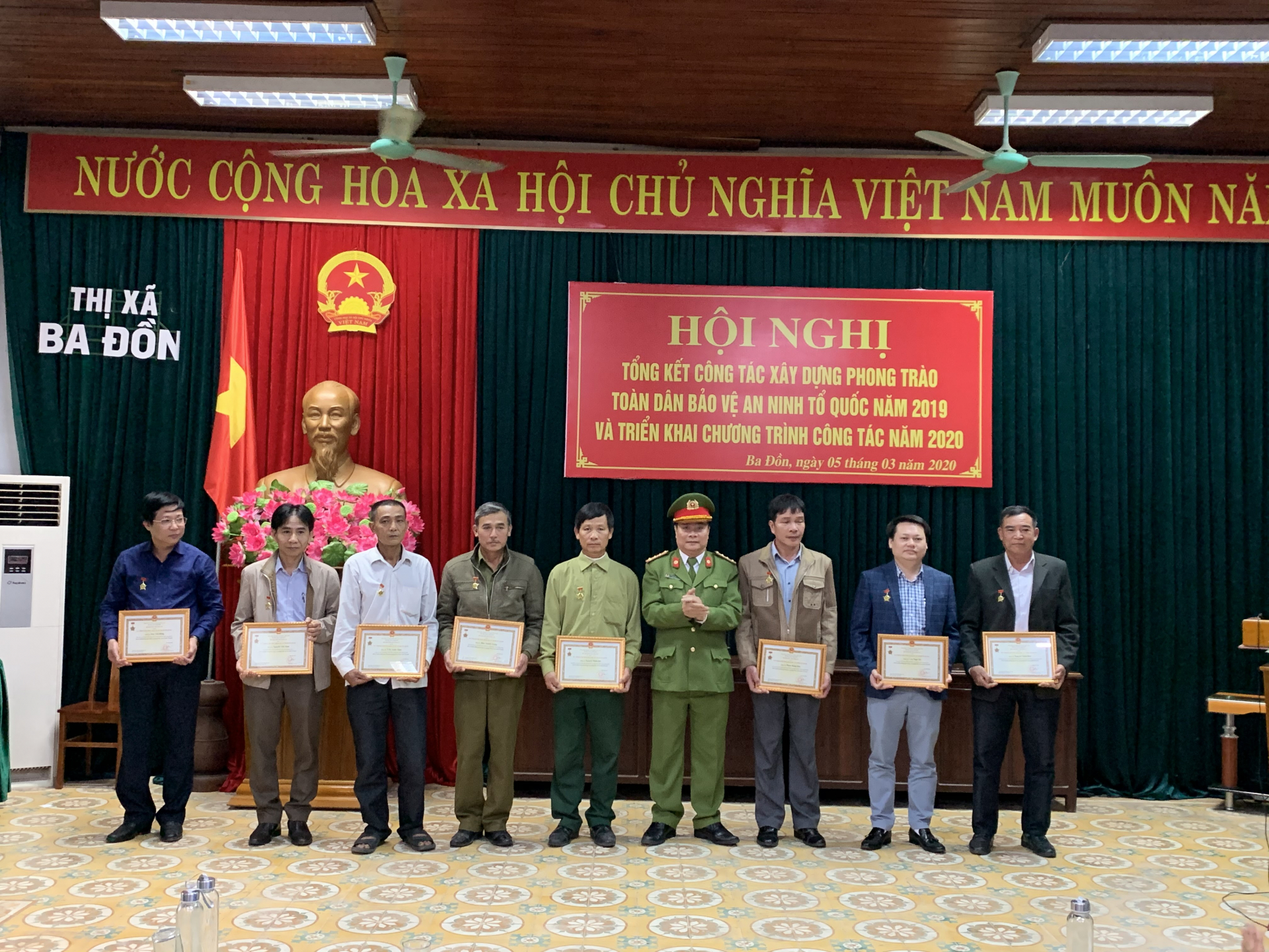 Các tập thể, cá nhân có thành tích xuất sắc trong công tác xây dựng phong trào toàn dân bảo vệ ANTQ năm 2019 nhận khen thưởng.