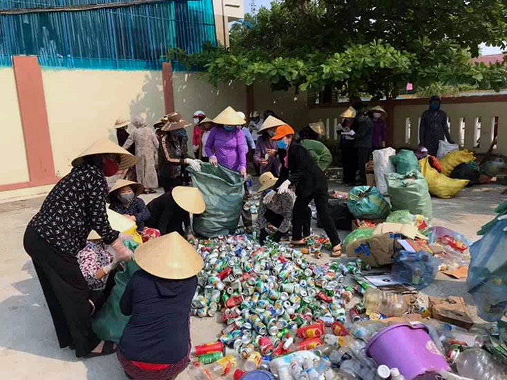 Chị em phụ nữ chi hội 3, phường Ba Đồn thu gom phế liệu xây dựng quỹ tình thương.