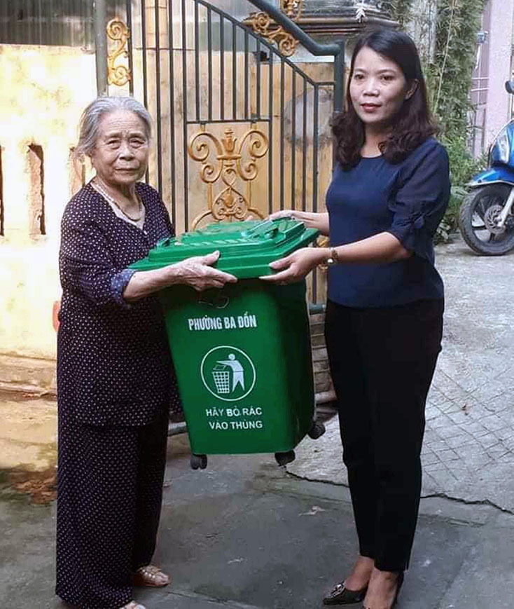 Hội LHPN thị xã Ba Đồn trao tặng thùng rác cho hội viên phụ nữ nghèo. 