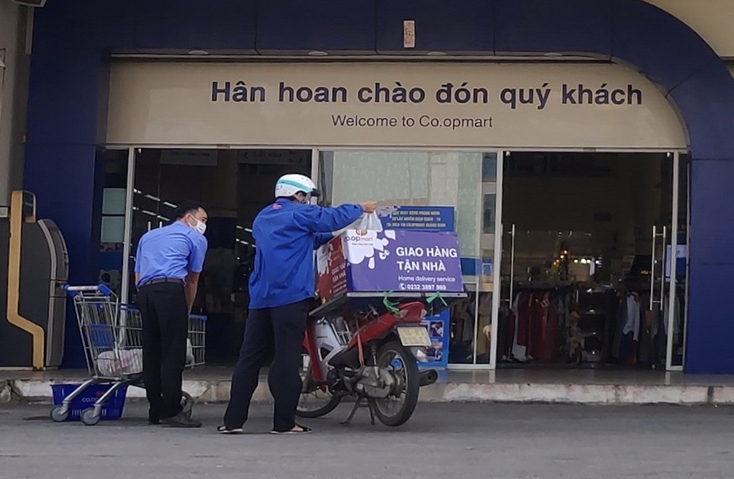 Trước diễn biến phức tạp của dịch bệnh Covid -19, các dịch vụ giao hàng tận nhà được khách hàng ưa chuộng. 