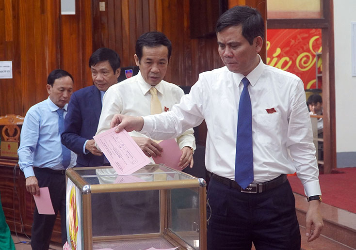 Các đại biểu bỏ phiếu bầu bổ sung các chức danh HĐND tỉnh khóa XVII, nhiệm kỳ 2016-2021.