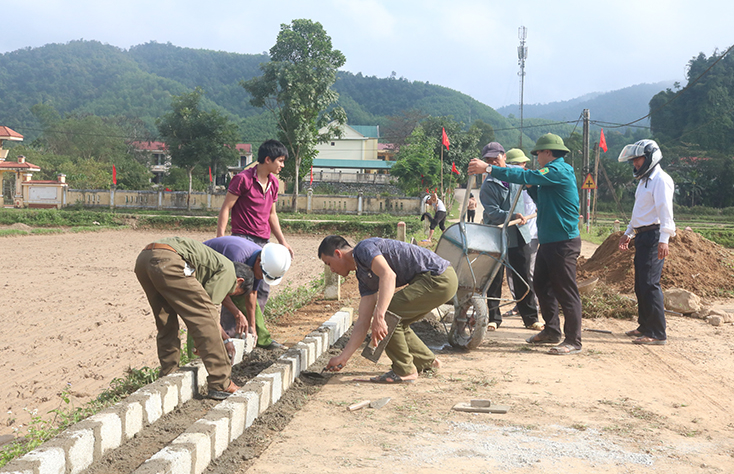 Người dân xã Thuận Hóa góp sức làm đường giao thông. 