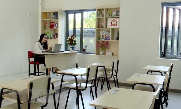 Giáo viên Trường tiểu học Chu Văn An, thành phố Đồng Hới (Quảng Bình) dạy học trực tuyến. (Ảnh: Văn Tý/TTXVN)