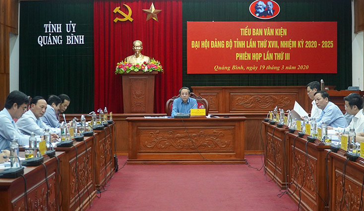 Đồng chí Bí thư Tỉnh ủy, Trưởng Tiểu ban Văn kiện điều hành phiên họp