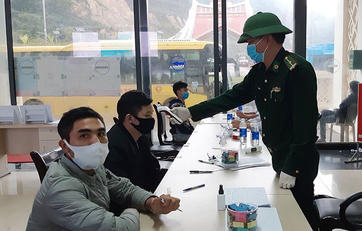 Quân y BĐBP kiểm tra thân nhiệt cho từng người tại cửa khẩu
