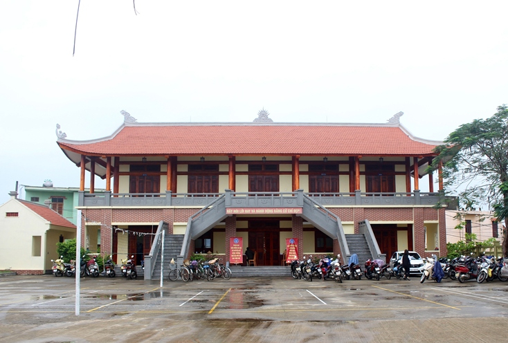 Trung tâm văn hóa phường là sự kết hợp hài hòa giữa kiến trúc hiện đại với yếu tố văn hóa truyền thống làng xã.