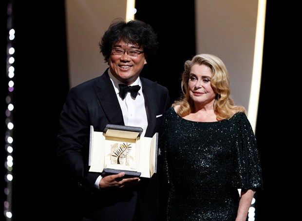  Đạo diễn Bong Joon-ho nhận Palme d’Or danh giá tại lễ trao giải Liên hoan phim Cannes diễn ra vào tháng 5 vừa qua.