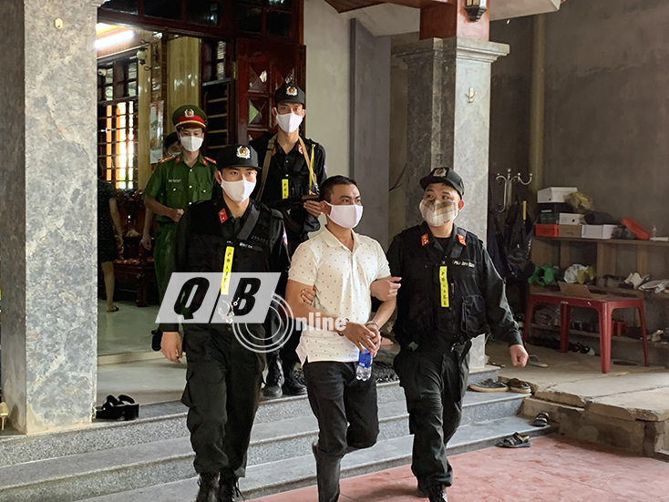Lực lượng công an dẫn giải đối tượng Nguyễn Minh Thảo.