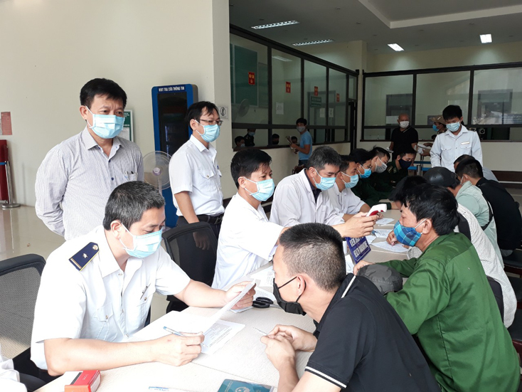 Tất cả công dân đều được nhanh chóng kiểm tra sức khỏe, làm thủ tục khai báo y tế tại cửa khẩu.   