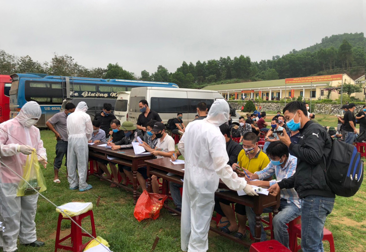   Công dân về từ Lào, Thái Lan được đón tại khu cách ly tập trung của Trung đoàn 996.