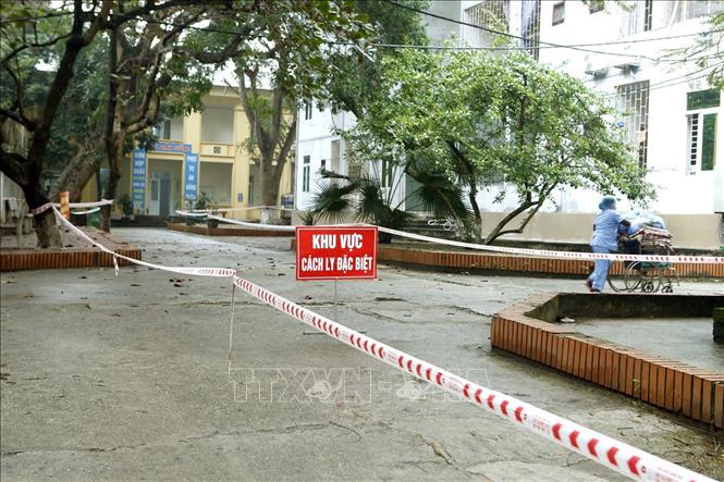 Khu cách ly điều trị đặc biệt với bệnh nhân nhiễm virus SARS-CoV-2 được thực hiện quy trình nghiêm ngặt. Ảnh: Dương Ngọc/TTXVN