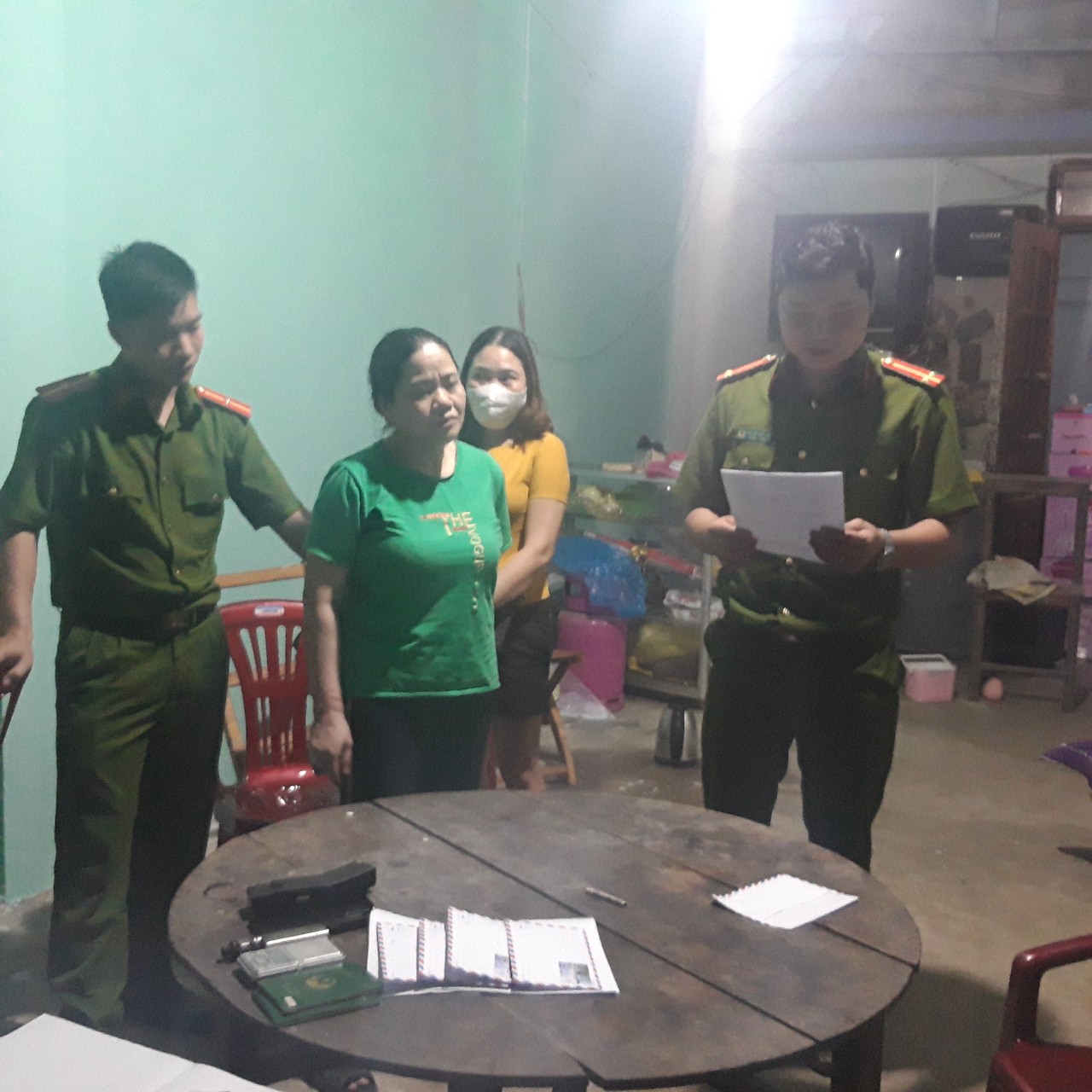 Đối tượng Đinh Thị Hường (thứ 2 bên trái)