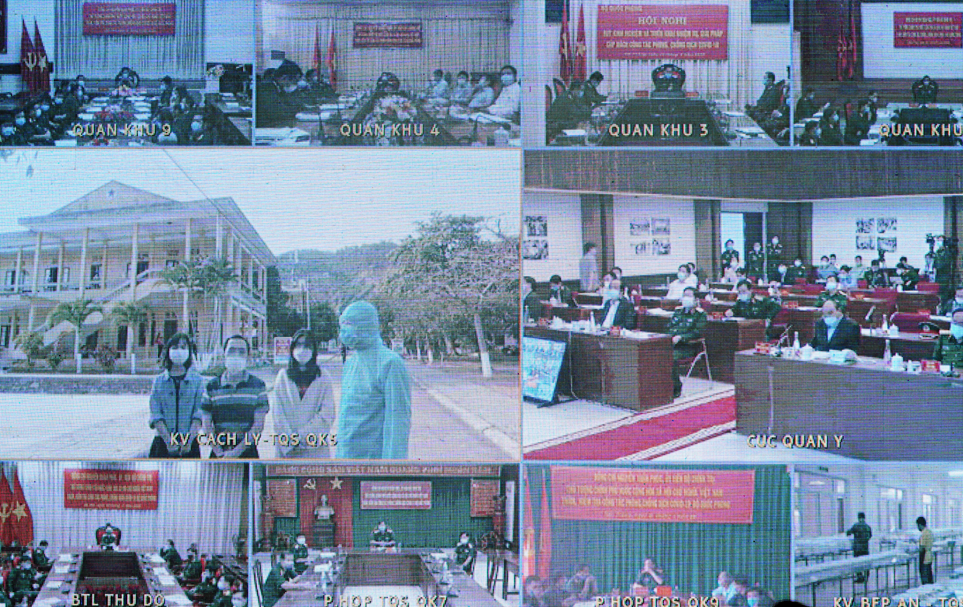  Thủ tướng Nguyễn Xuân Phúc trao đổi, nói chuyện với cán bộ, nhân viên và công dân tại khu cách ly. - Ảnh: VGP/Quang Hiếu