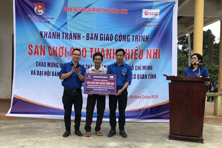 Khối Văn hóa-Xã hội (Đoàn Khối các cơ quan tỉnh) trao biển tượng trưng công trình.