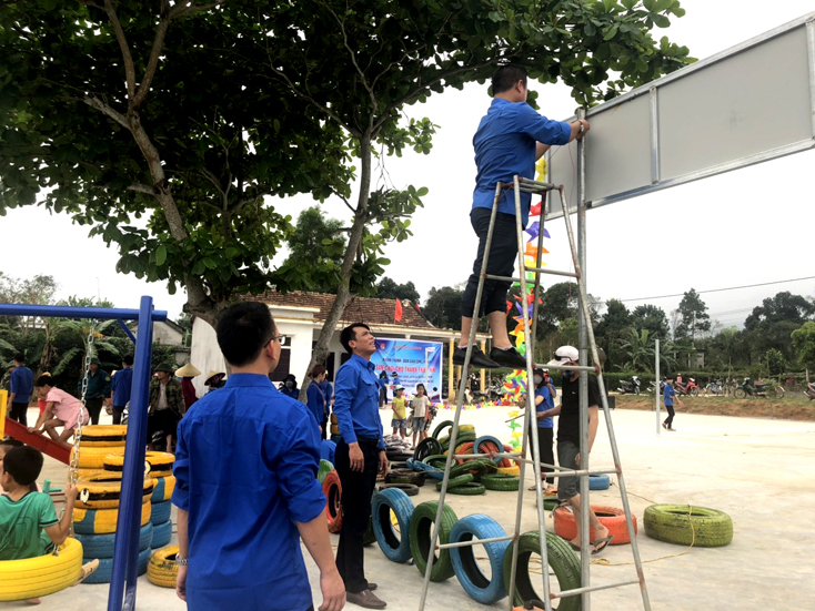 Các vật dụng, đồ chơi tại sân chơi cho thanh thiếu nhi được tận dụng từ các vật liệu tái chế.
