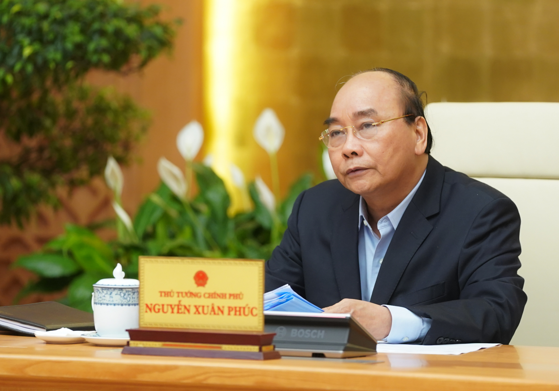 Thủ tướng Nguyễn Xuân Phúc phát biểu tại cuộc họp - Ảnh: VGP/Quang Hiếu