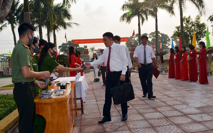 Lực lượng đoàn viên thanh niên Công an huyện phát khẩu trang và cồn xịt sát khuẩn cho các đại biểu dự Đại hội Đảng bộ xã Vạn Trạch