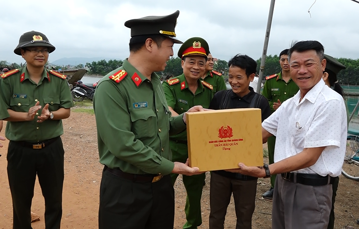Đại tá Trần Hải Quân thăm hỏi hộ gia đình tại thôn Cồn Sẻ, xã Quảng Lộc, TX. Ba Đồn được Công an tỉnh bàn giao giống vịt biển để phát triển kinh tế.