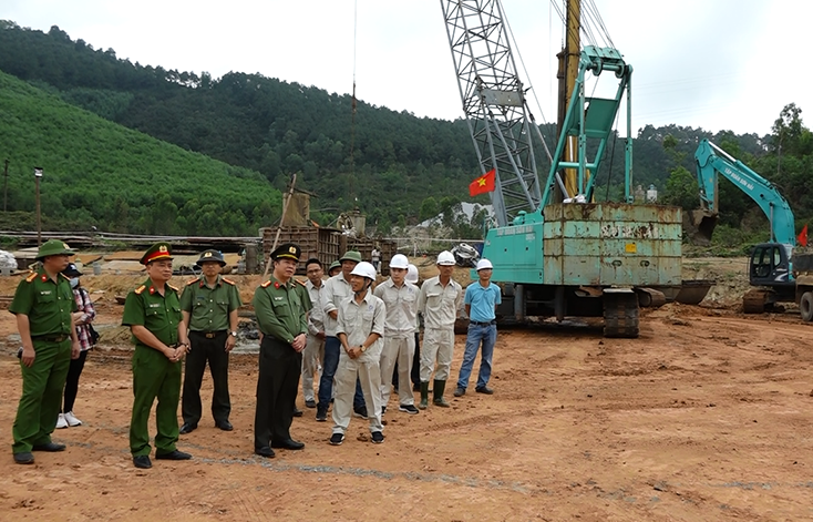 đoàn công tác đã trực tiếp kiểm tra công tác bảo đảm an ninh trật tự phục vụ thi công công trình thủy lợi Rào Nan