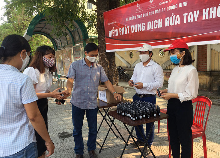 Điểm ấp phát miễn phí nước rửa tay khô tại đường Hữu Nghị