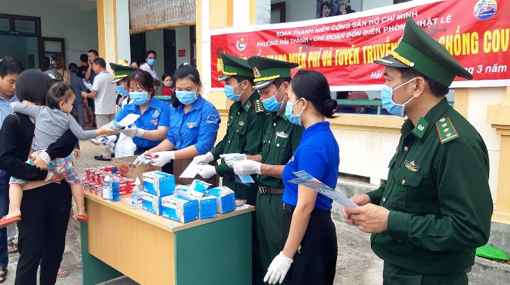 Tuổi trẻ BĐBP tỉnh phát khẩu trang miễn phí và tuyên truyền cách phòng, chống dịch bệnh Covid-19 cho nhân dân trên địa bàn đóng quân.