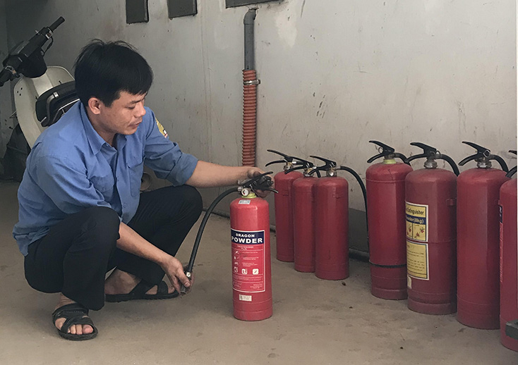 Cán bộ, nhân viênTrường cao đẳng nghề Quảng Bình kiểm tra thiết bị PCCC, bảo đảm sẵn sàng tại chỗ để ứng phó kịp thời trong mọi tình huống. 