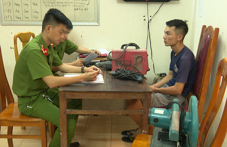 (QBĐT) - Công an thị trấn Hoàn Lão huyện Bố Trạch vừa bắt khẩn cấp một đối tượng trộm cắp tài sản trên địa bàn.