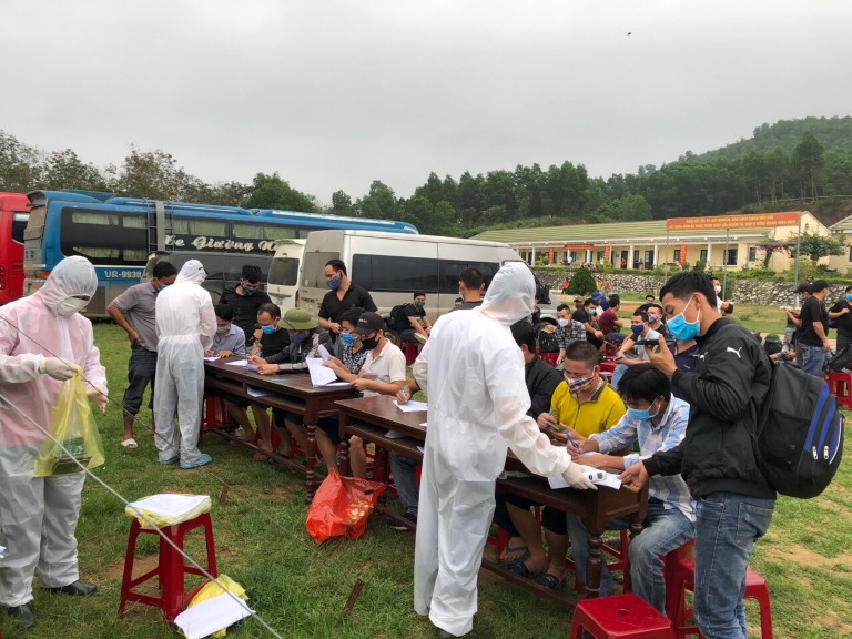 Đưa người dân về khu cách ly an toàn