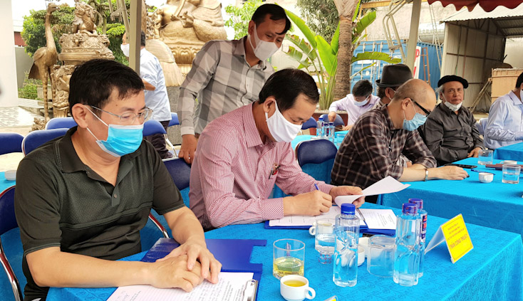 Đồng chí Trần Công Thuật, Chủ tịch UBND tỉnh ký biên bản họp nghiêm thu công tác sửa chữa nguội và chọn màu nhóm tượng đài Chủ tịch Hồ Chí Minh với nhân dân Quảng Bình..
