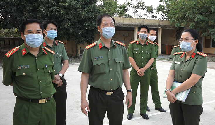 Đại tá Trần Hải Quân, Giám đốc Công an tỉnh kiểm tra cơ sở tiếp nhận công dân cách ly Covid-19 tại Trung tâm huấn luyện và bồi dưỡng nghiệp vụ, Công an tỉnh.