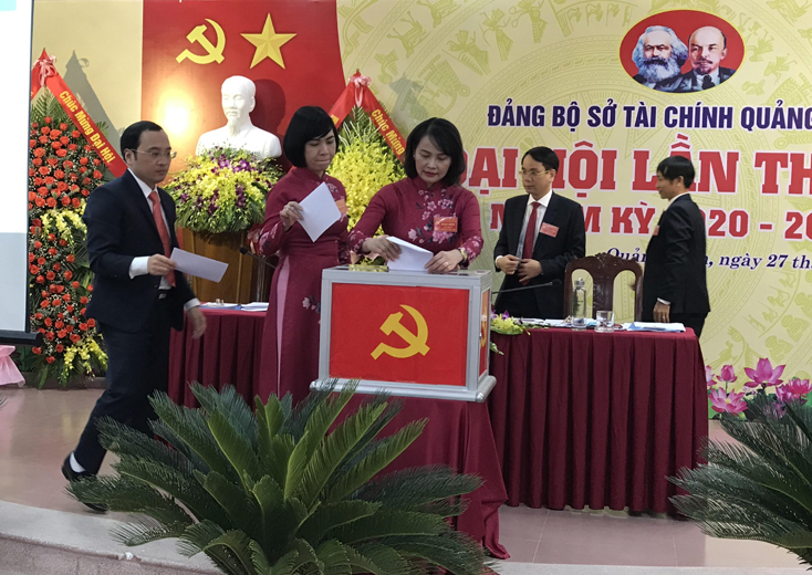 Các đại biểu bỏ phiếu bầu Bí thư Đảng ủy Sở Tài chính, nhiệm kỳ 2020-2025