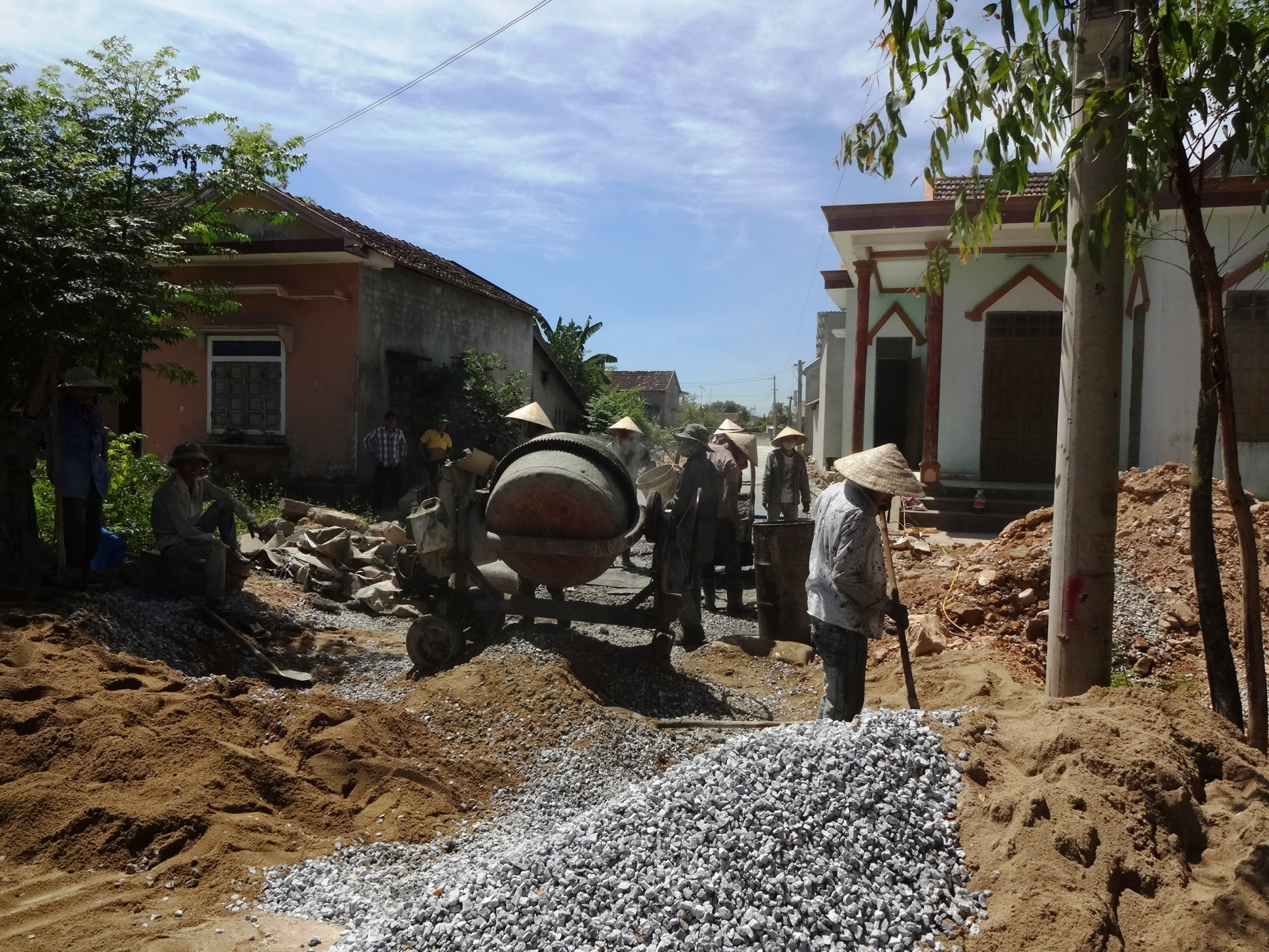 Phong trào xây dựng nông thôn mới ở thị xã Ba Đồn có sự đóng góp tích cực của các hội viên phụ nữ. (Ảnh: Đ.V)