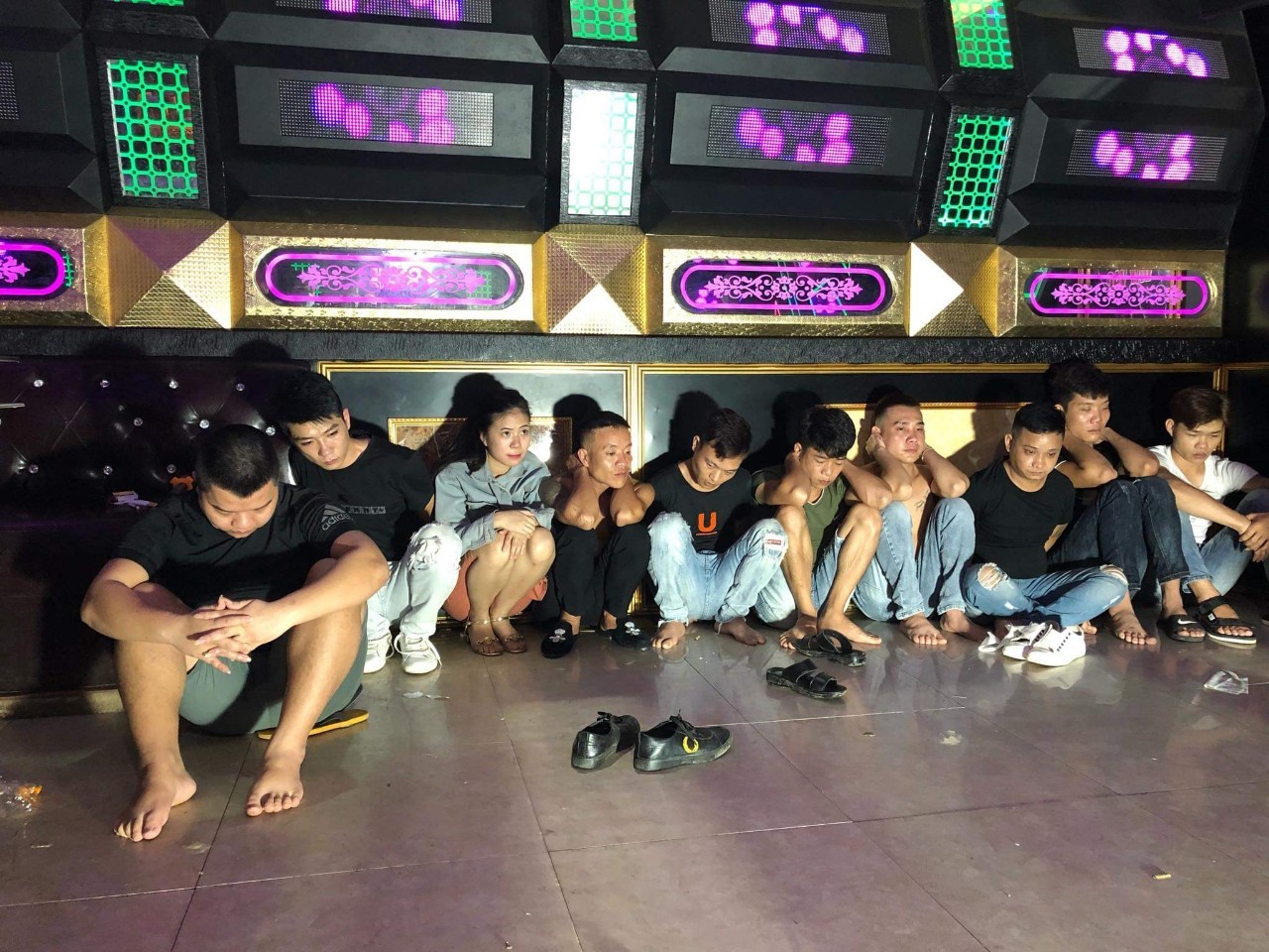 Các đối tượng bị bắt quả tang đang “bay, lắc” tại phòng karaoke.