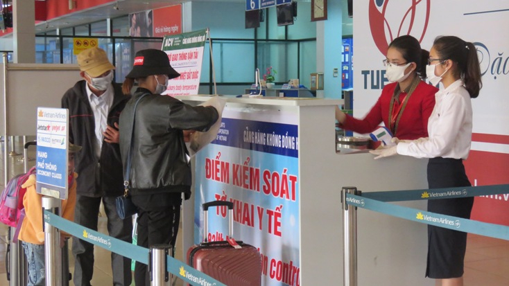  Nhân viên ngành hàng không hướng dẫn hành khách thực hiện kê khai y tế trước khi sử dụng dịch vụ.