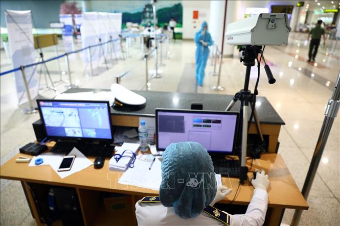   Khu kiểm tra thân nhiệt tại sân bay Nội Bài. Ảnh: Huy Hùng/TTXVN