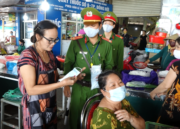 Công an TP. Đồng Hới phát khẩu trang y tế và nhắc nhở các hộ kinh doanh chấp hành nghiêm túc về phòng, chống dịch Covid-19.