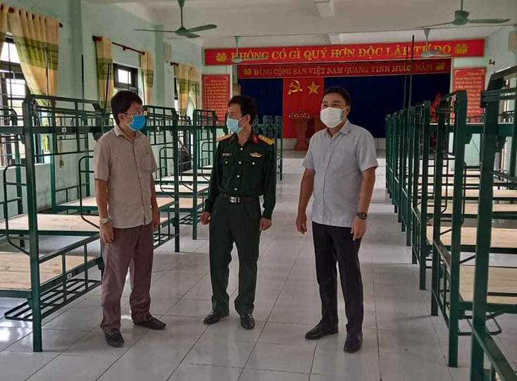Đồng chí Bí thư Huyện ủy Đinh Hữu Thành kiểm tra công tác chuẩn bị khu cách ly tại trụ sở UBND xã Hoàn Trạch (cũ).
